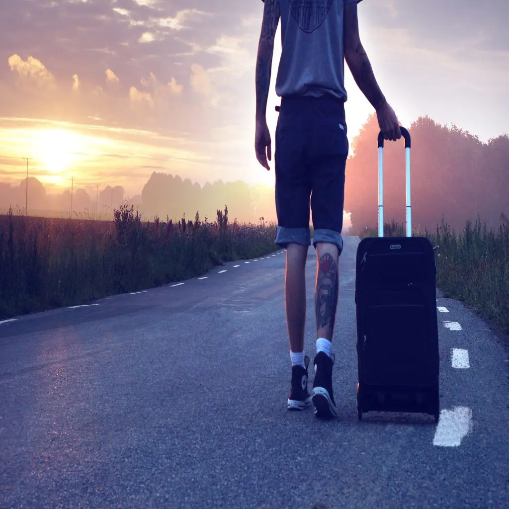 homme fuyant avec sa valise