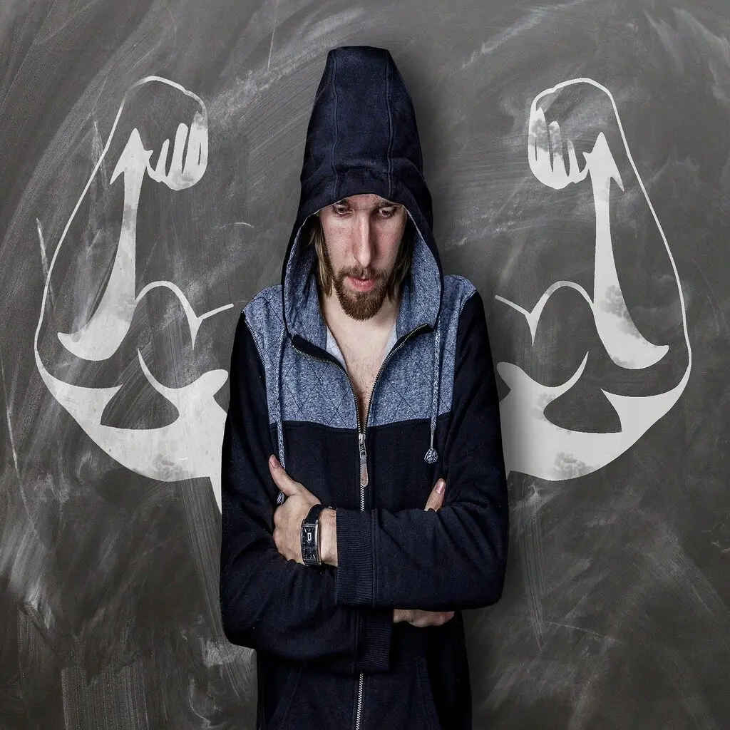 homme devant un dessin de bras musclé