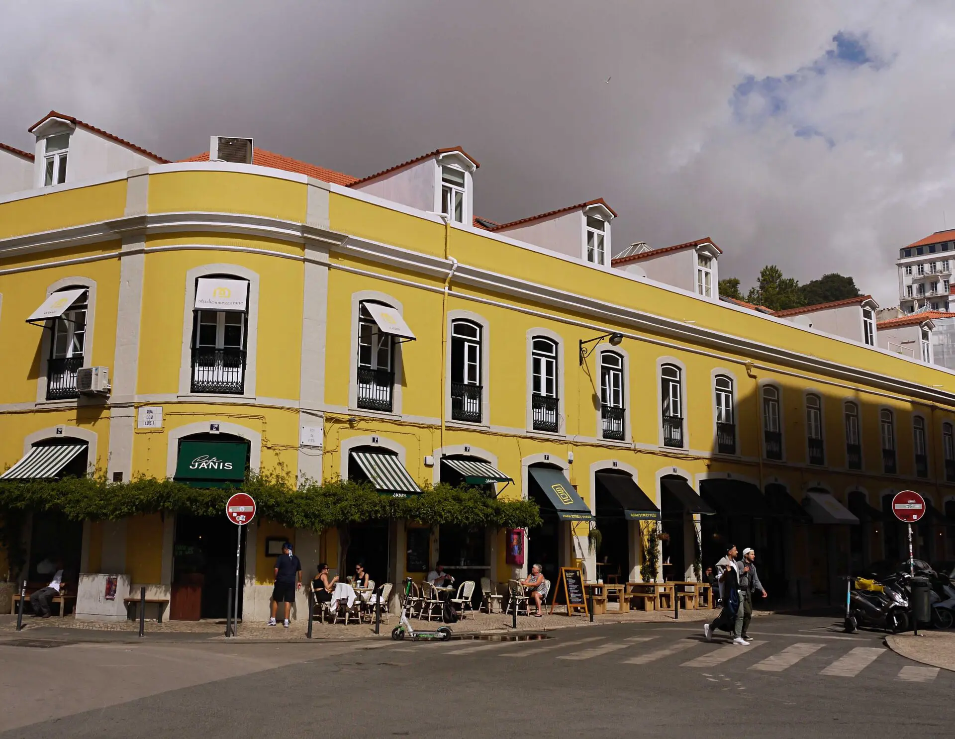 cafe-mur-jaune