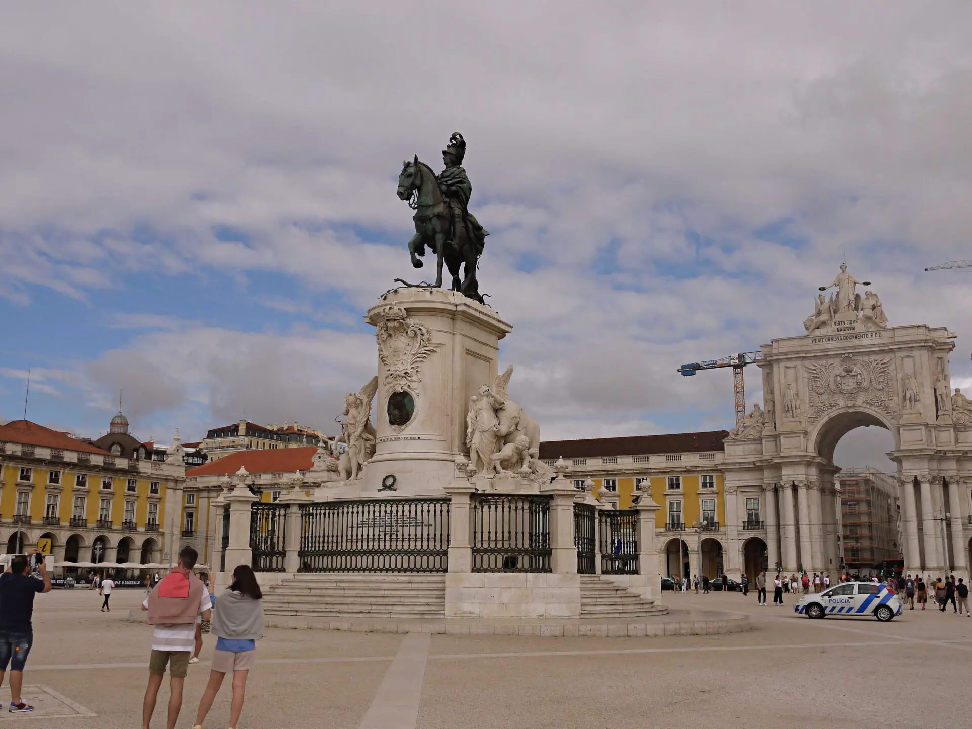 statue-praca-comercio