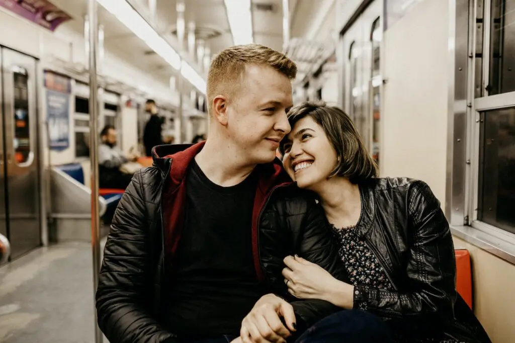 jeune-couple-rigole-dans-metro